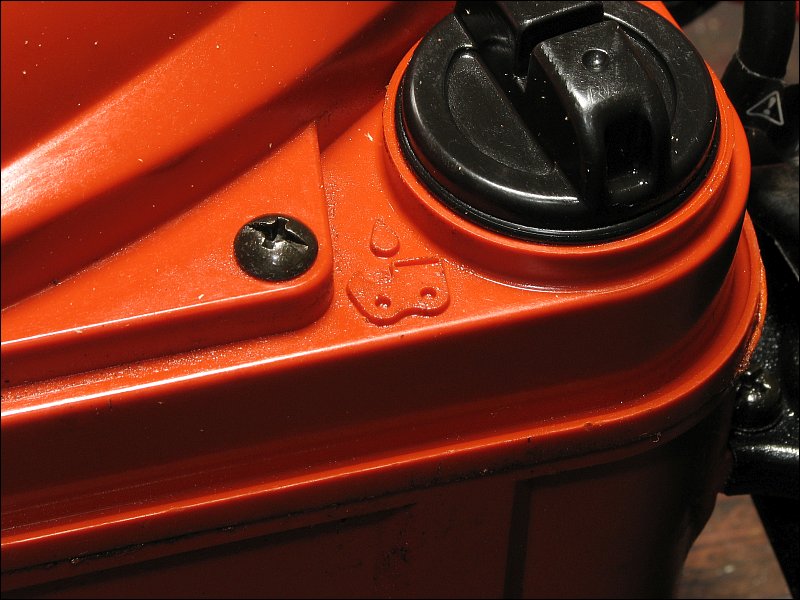 bar oil marking near filler cap